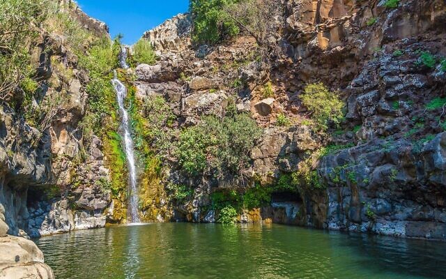 Une cascade se déversant dans le ruisseau Hexagonal sur le plateau du Golan. (Crédit : Autorité israélienne de la nature et des parcs)