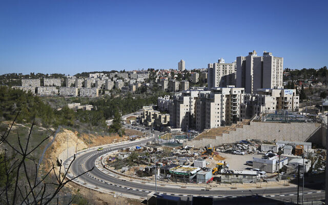 Vue d'immeubles d'appartements dans le quartier Kiryat HaYovel de Jérusalem, le 19 février 2017. (Crédit : Yaakov Lederman/Flash90)