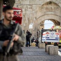 Illustration : Policiers et secouristes sur les lieux d'une attaque près de la Porte des Lions dans la Vieille Ville de Jérusalem, au cours de laquelle un policier a été légèrement blessé et l'assaillant tué, le 6 février 2020. (Crédit : Olivier Fitoussi/Flash90)