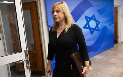 La conseillère juridique du Bureau du Premier ministre, Shlomit Barnea Farago, arrivant à une réunion du cabinet au Bureau du Premier ministre, à Jérusalem, le 1er mai 2022. (Crédit : Yonatan Sindel/Flash90)