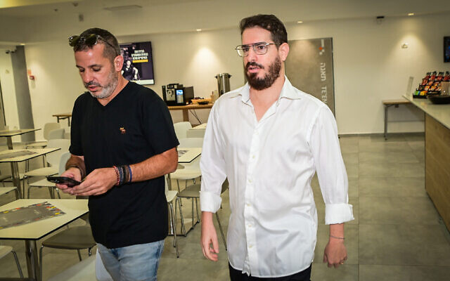 Moshe Hogeg, à droite, entrepreneur dans le secteur des cryptodevises et ancien propriétaire du Beitar Jerusalem, lors d'une conférence de presse à Ramat Gan, le 9 août 2022. (Crédit : Avshalom Sassoni/Flash90)