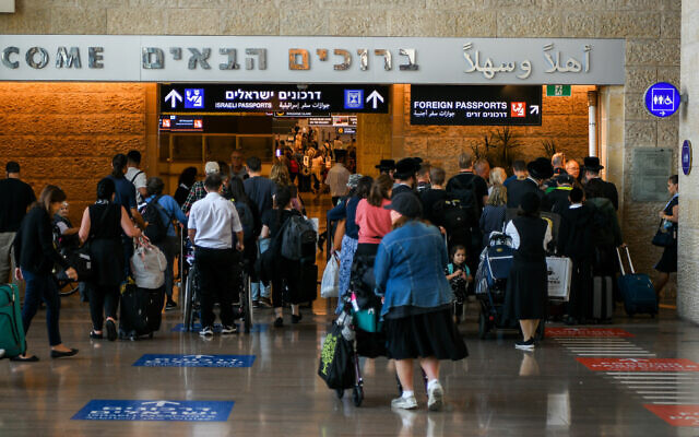 Illustration : Des voyageurs arrivant à l'aéroport international Ben Gurion, près de Tel Aviv, le 7 septembre 2022. (Crédit : Arie Leib Abrams/Flash90)