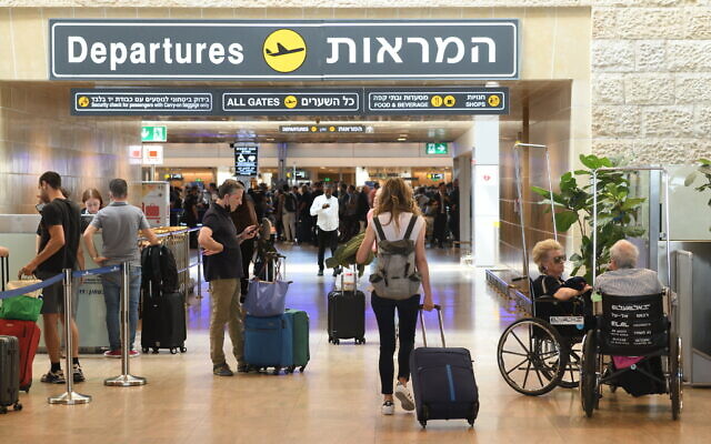 Des passagers à l'aéroport international Ben Gurion, le 6 juin 2022. (Crédit : Gili Yaari/Flash90/Dossier)