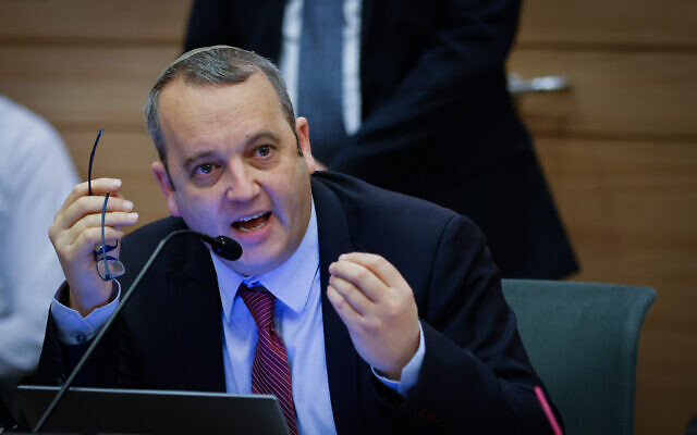 Le député Avoda Gilad Kariv lors d'une réunion de la commission de la Constitution, le Droit et la Justice, à la Knesset, à Jérusalem, le 29 janvier 2023. (Crédit : Olivier Fitoussi/Flash90)