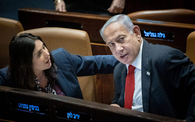 Le Premier ministre Benjamin Netanyahu et la ministre des Transports Miri Regev, à la Knesset, le 20 février 2023. (Crédit : Yonatan Sindel/Flash90)