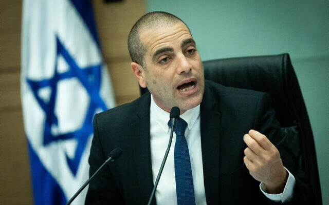 Le député Ofir Katz, président de la commission parlementaire de la Knesset, dirigeant une audience, le 12 mars 2023. (Crédit : Yonatan Sindel/Flash90)