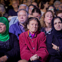 Des Palestiniens et des Israéliens lors d'une cérémonie conjointe, organisée par Combatants for Peace et le Parents Circle-Families Forum (PCFF), pour les victimes palestiniennes et israéliennes du terrorisme et des violences lors de Yom Hazikaron à Tel Aviv, le 24 avril 2023. (Crédit : Itaï Ron/Flash90)