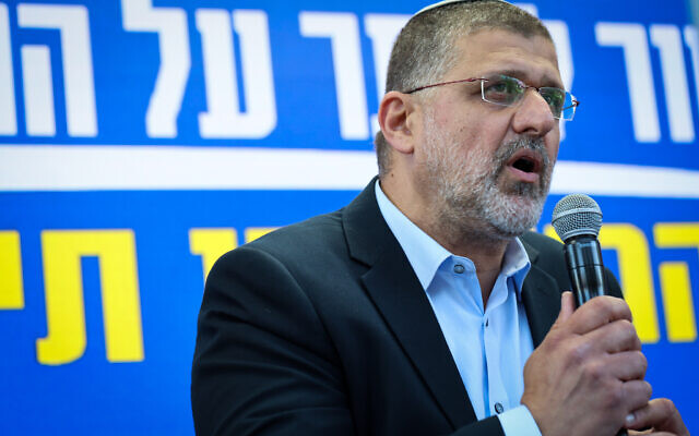 Le député du Likud Avichaï Buaron s'exprimant lors d'une conférence de presse appelant à l'adoption de la refonte judiciaire prévue par la coalition, près de la Knesset, à Jérusalem, le 12 juin 2023. (Crédit : Noam Revkin Fenton/Flash90)