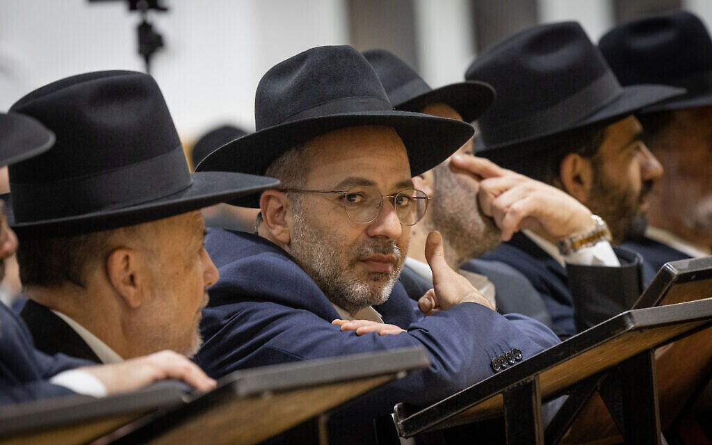 Erez Malul, un député du Shas, assistant à la cérémonie d'investiture du rabbin Yehuda Cohen dans une synagogue de Jérusalem, le 13 juillet 2023. (Crédit : Chaïm Goldberg/Flash90)