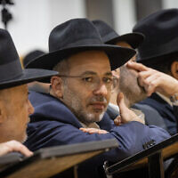 Erez Malul, un député du Shas, assistant à la cérémonie d'investiture du rabbin Yehuda Cohen dans une synagogue de Jérusalem, le 13 juillet 2023. (Crédit : Chaïm Goldberg/Flash90)