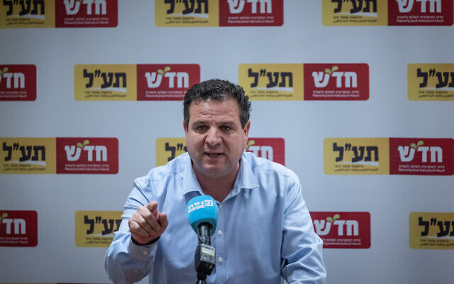 Le député Ayman Odeh s'exprimant lors d'une réunion de sa faction, à la Knesset, le 17 juillet 2023. (Crédit : Chaïm Goldberg/Flash90)