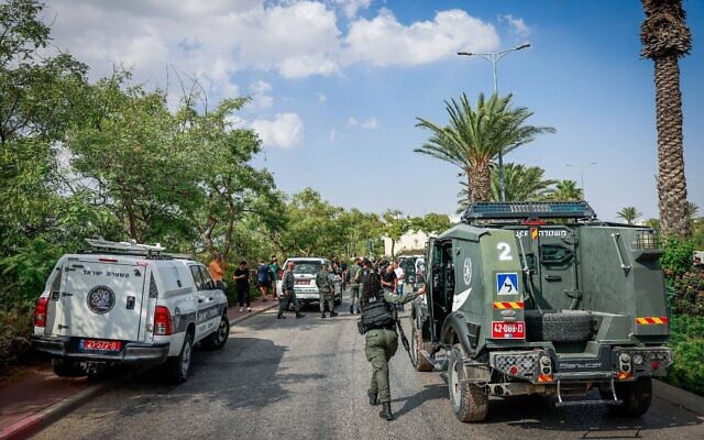 La police et le personnel de secours sur les lieux d'une attaque terroriste présumée, dans l’implantation de Maale Adumim, le 1er août 2023. (Crédit : Chaïm Goldberg/Flash90)