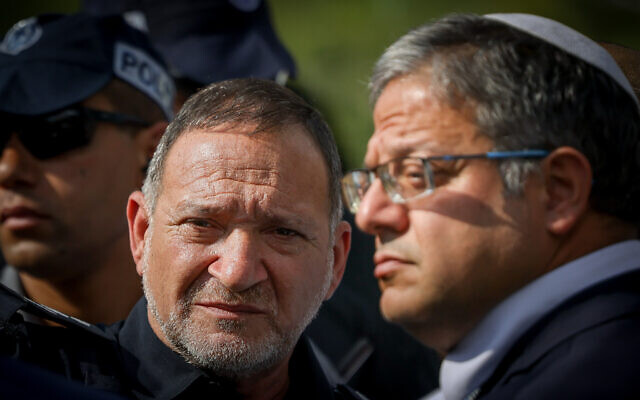 Le chef de la police israélienne, Kobi Shabtaï, à gauche, et le ministre de la Sécurité nationale, Itamar Ben Gvir, sur les lieux d'un attentat terroriste dans l’implantation de Maale Adumim en Cisjordanie, à l'extérieur de Jérusalem, le 1er août 2023. (Crédit : Chaïm Goldberg/Flash90)