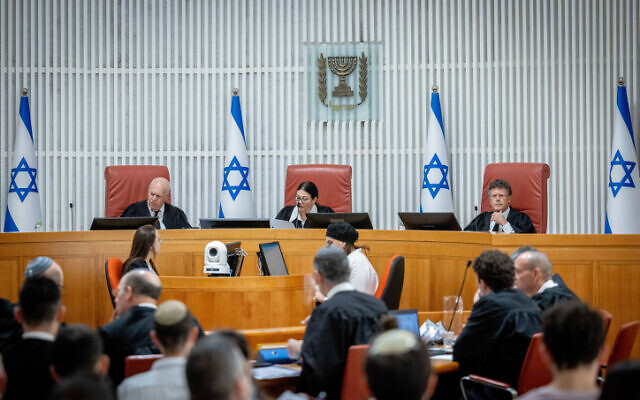 La juge en chef de la Cour Suprême Esther Hayut (au centre) et les juges Isaac Amit (à droite) et Uzi Vogelman lors d'une audience sur les recours relatifs à la loi sur le "caractère raisonnable" à la Cour suprême à Jérusalem, le 12 septembre 2023. (Crédit : Yonatan Sindel/Flash90)