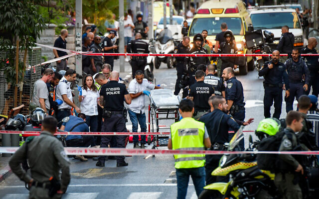 La police et le personnel d'urgence sur les lieux d'un attentat terroriste, à Tel Aviv, le 5 août 2023. (Crédit : Avshalom Sassoni/Flash90)