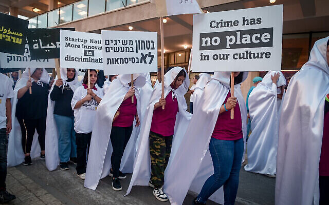 Des manifestants dénoncent les crimes violents commis contre les communautés arabes, le 6 août 2023, dans la ville côtière israélienne de Tel Aviv. (Crédit : JACK GUEZ / AFP)