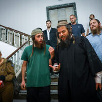 Elisha Yered, à gauche, après avoir été assigné à résidence, au tribunal de Jérusalem, le 9 août 2023. (Crédit : Chaïm Goldberg/Flash90)
