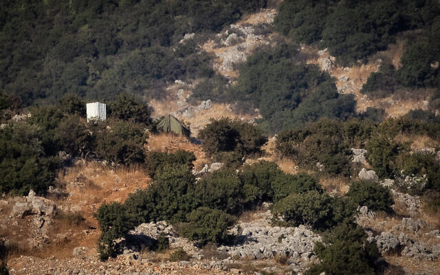 Vue d'une tente du Hezbollah érigée du côté israélien de la Ligne bleue, vue du côté israélien de la frontière avec le Liban, le 10 août 2023. (Crédit : Chaïm Goldberg/Flash90)