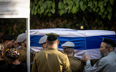 Des amis et des membres de la famille portant le cercueil du soldat Hillel Ofan lors de ses funérailles au cimetière militaire du mont Herzl, à Jérusalem, le 15 août 2023. (Crédit : Chaïm Goldberg/FLASH90)