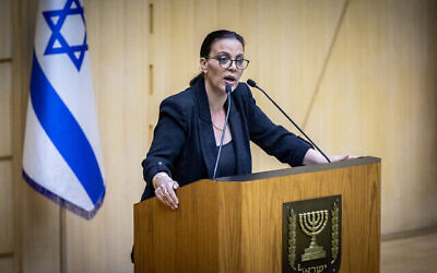La ministre de la Diplomatie publique, Galit Distel Atbaryan, prend la parole à la Knesset, à Jérusalem, le 16 août 2023. (Crédit : Yonatan Sindel/Flash90)