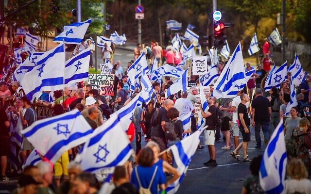 Des manifestants contre la refonte judiciaire du gouvernement défilant, à Tel Aviv, le 19 août 2023. (Crédit : Avshalom Sassoni/Flash90)