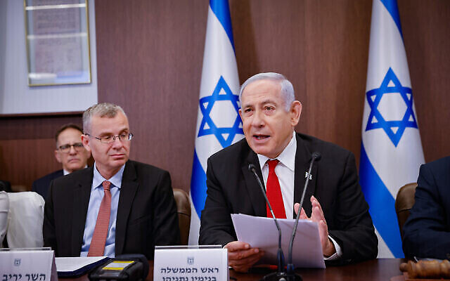 Le Premier ministre Benjamin Netanyahu dirigeant une réunion du cabinet, au Bureau du Premier ministre, à Jérusalem, le 20 août 2023. (Crédit : Olivier Fitoussi/POOL/Flash90)