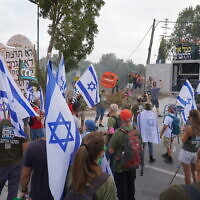 Des personnes manifestant devant le domicile du ministre des Finances Bezalel Smotrich, dans l'implantation juive de Kedumim, en Cisjordanie, le 24 août 2023. (Crédit : Hillel Maeir/Flash90)