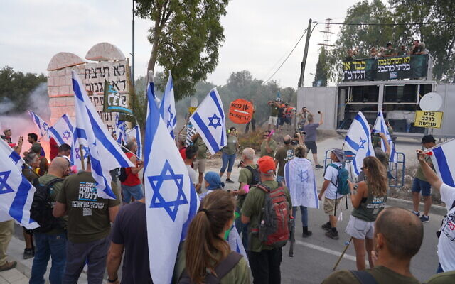 Des personnes manifestant devant le domicile du ministre des Finances Bezalel Smotrich, dans l'implantation juive de Kedumim, en Cisjordanie, le 24 août 2023. (Crédit : Hillel Maeir/Flash90)
