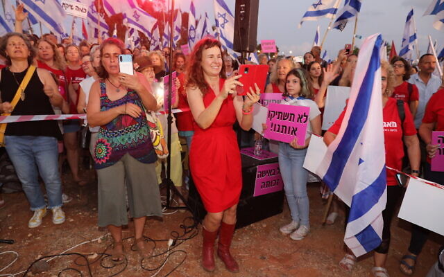 Des Israéliens protestant devant le Camp 80 de Tsahal, après que des soldates ont reçu l'ordre de ne pas chanter en cuisine, à Pardes Hanna-Karkur, le 27 août 2023. (Crédit : Anat Hermony/Flash90)