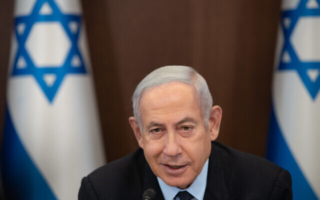 Le Premier ministre Benjamin Netanyahu dirigeant une réunion du cabinet, au Bureau du Premier ministre, à Jérusalem, le 27 août 2023. (Crédit : Sraya Diamant/Flash90)