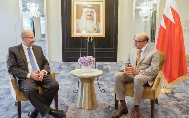 Le conseiller spécial des États-Unis pour l'intégration régionale, Dan Shapiro (à gauche), rencontre le ministre des Affaires étrangères du Bahreïn, Abdullatif bin Rashid Al Zayani, à Washington, le 21 juillet 2023. (Crédit : Département d'État américain)