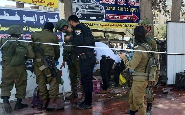 Des secouristes et des sur les lieux d'un attentat terroriste meurtrier dans la ville de Huwara en Cisjordanie, le 19 août 2023. (Crédit : Médias sociaux ; utilisée conformément à l'article 27a de la loi sur le droit d'auteur)