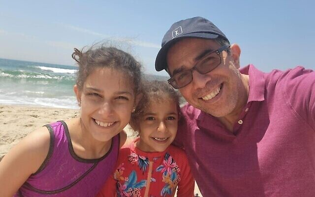 Liba (au centre) et Sara Goldschmidt, dont on pense qu'elles ont été enlevées par leur mère lors d'un voyage en Israël, avec leur père Ofer. (Autorisation)