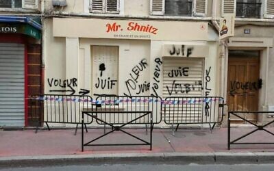 La devanture du restaurant casher "Mr. Shnitz", à Levallois-Perret, recouverte de tags antisémites, le 19 août. (Crédit : Capture d'écran X du compte @Prefet92)