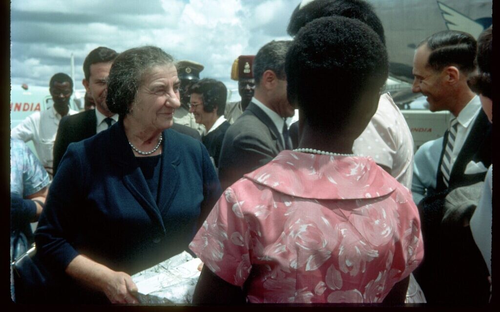 Golda Meïr, alors ministre israélienne des Affaires étrangères (plus tard Première ministre), arrivant à Nairobi pour une visite diplomatique officielle, avec un avion d'El Al à l'arrière-plan ; telle que publiée sur Open Sea en couleur en 1963. (Autorisation)