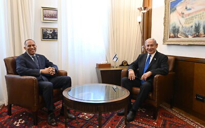 Le Premier ministre Benjamin Netanyahu rencontre le leader de la minorité démocrate à la Chambre des représentants, Hakeem Jeffries, à Jérusalem le 7 août 2023. (Crédit : Haim Zach / GPO)