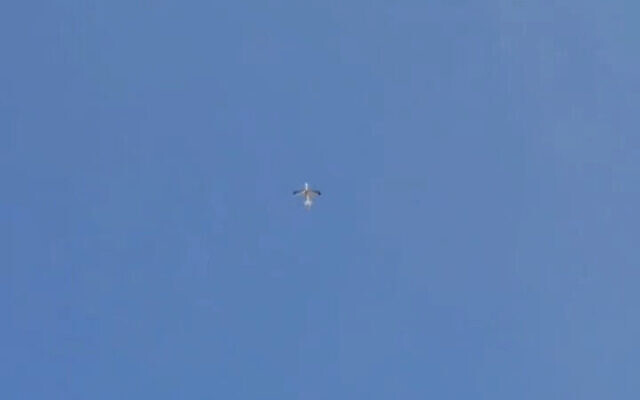 Un petit drone survolant la Bande de Gaza, le 21 août 2023. (Crédit : Capture d'écran X/Twitter)