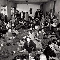 Femmes roms et sinté à Bergen-Belsen en Allemagne après la libération du camp nazi en avril 1945. (Domaine public)