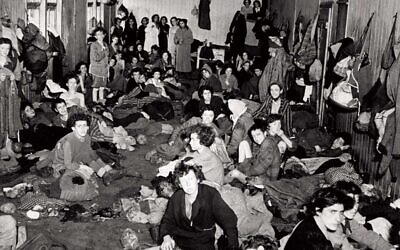 Femmes roms et sinté à Bergen-Belsen en Allemagne après la libération du camp nazi en avril 1945. (Domaine public)