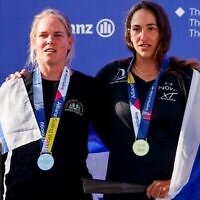 Shahar Tibi (à droite) et Katy Spychakov, médaillées d'or et d'argent dans la catégorie iQFoil féminine aux Championnats du monde de voile aux Pays-Bas, le 19 août 2023. (Crédit : Sailing Energy)