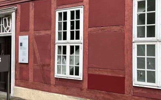 Des vitres de la Fondation pour les sites commémoratifs de Basse-Saxe, dans la ville de Celle, en Allemagne, ont été retrouvées vandalisées, le 15 août 2023. (Crédit : Fondation pour les sites commémoratifs de Basse-Saxe)