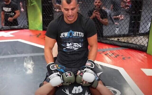 Le combattant israélien de l'UFC Natan Levy lors de son combat en ligne avec un troll  à Las Vegas en août 2023. (Capture d'écran/YouTube)