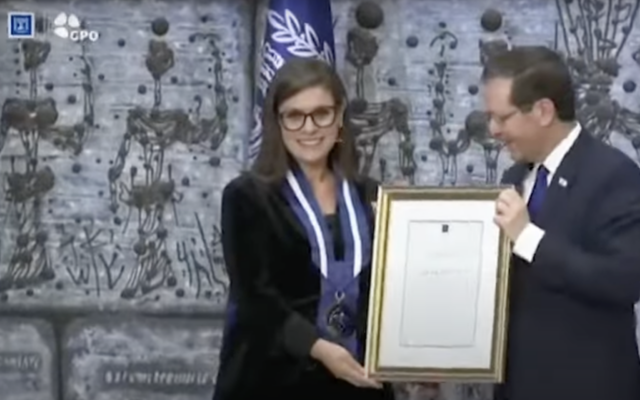 Dalia Fadila recevant la médaille d'honneur présidentielle des mains du président Isaac Herzog, à Jérusalem, en décembre 2022. (Crédit : Capture d'écran)