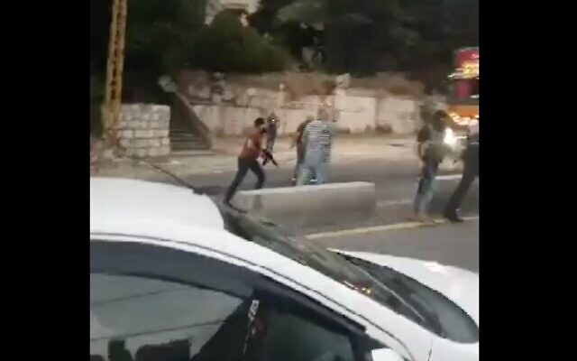 Une capture d'écran d'une vidéo des médias sociaux de la ville libanaise de Kahale montre un homme armé lors d'affrontements dans la ville libanaise de Kahalé entre des membres du Hezbollah et des locaux, le 9 août 2023. (Capture d'écran : Twitter ; utilisée conformément à l'article 27a de la loi sur le droit d'auteur)