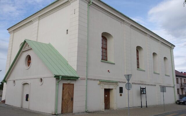 L’ancienne synagogue de Chmielnik, en Pologne. (Crédit : Wojciech Domagała/Wikimedia Commons)