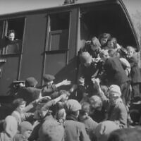Capture d'écran d'une vidéo montrant des soldats américains aidant des prisonniers juifs libérés d'un train de la mort nazi près de Farsleben, en Allemagne, en avril 1945. (Capture d'écran YouTube ; utilisée conformément à l'article 27a de la loi sur le droit d'auteur.)