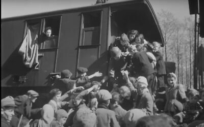 Capture d'écran d'une vidéo montrant des soldats américains aidant des prisonniers juifs libérés d'un train de la mort nazi près de Farsleben, en Allemagne, en avril 1945. (Capture d'écran YouTube ; utilisée conformément à l'article 27a de la loi sur le droit d'auteur.)