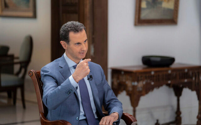 Le dictateur syrien Bashar el-Assad s'exprimant lors d'une interview à Damas, en Syrie, le 9 août 2023. (Crédit : Page Telegram de la présidence syrienne via AP)