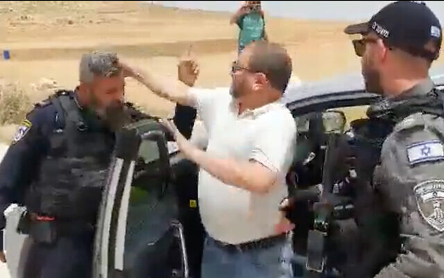Ofer Cassif, député de la Liste arabe unie à la Knesset, frappe un agent de police en Cisjordanie, le 13 mai 2022. (Capture d'écran)