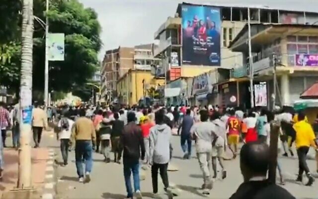 Des Ethiopiens protestent contre les combats, à Gondar, le 7 août 2023. (Capture d'écran Twitter. Utilisé conformément à la clause 27a sur les droits d'auteur)